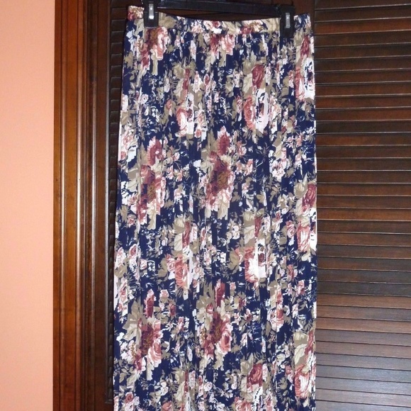 Compagnie Internationale Express Dresses & Skirts - COMPAGNIE INTERNATIONALE EXPRESS Long Floral Skirt
